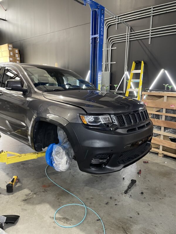 Jeep Grand Cherokee 2014 + Trackhawk style Srt front bumper *WE DO NOT OFFER SHIPPING FOR BUMPERS/HOODS; LOCAL PICKUP ONLY* - Image 6