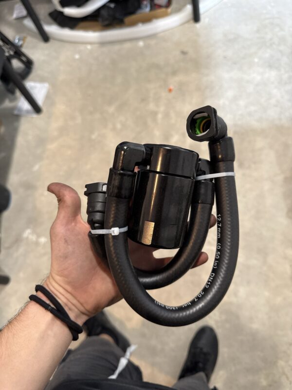 Oil Catch Can CHARGER/CHALLENGER 6.2L Hellcat